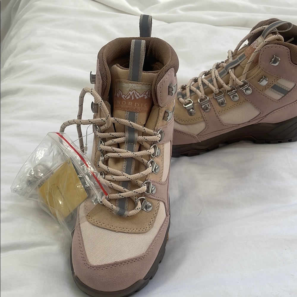 New W/box,Nordic Beige Hiking/Snow Boots .
SZ 8 M.
Brand new w/tag on.